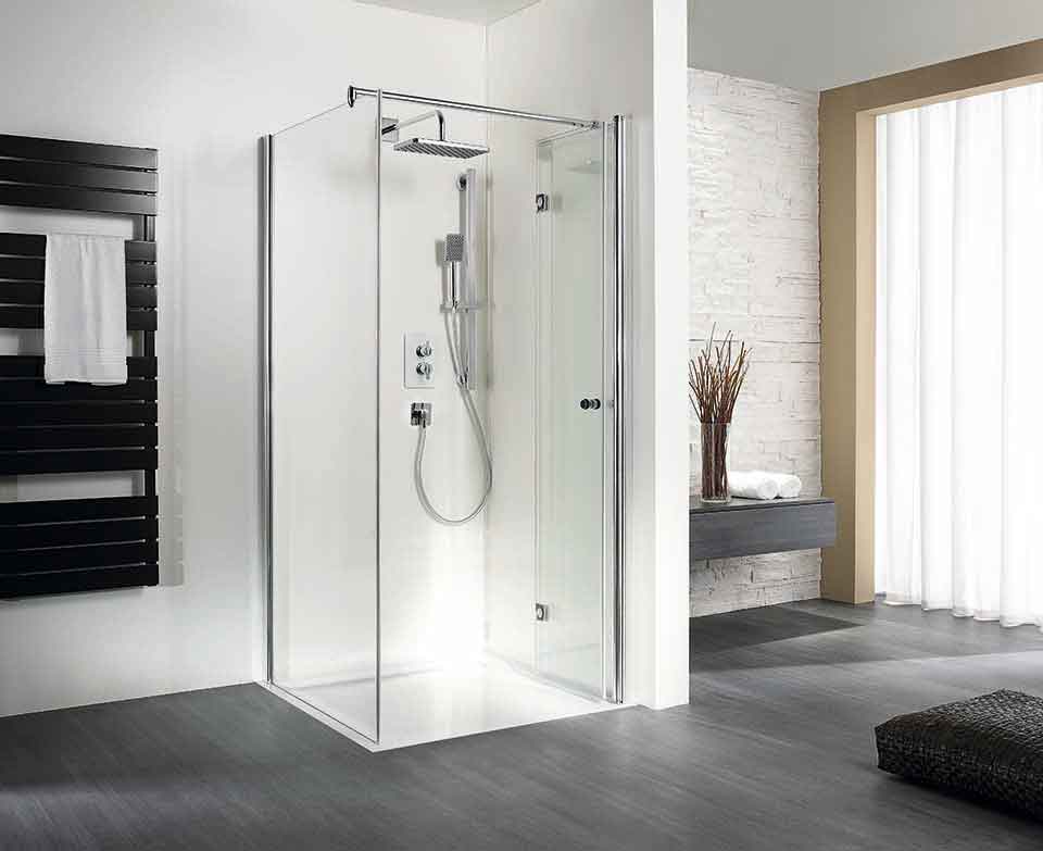 Eck-Dusche mit Dreh-Falttuer geöffnet