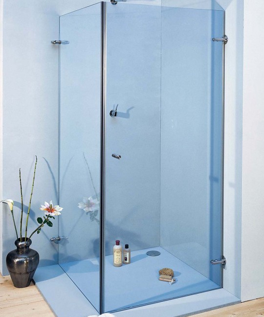 Eck-Dusche mit einer Tür