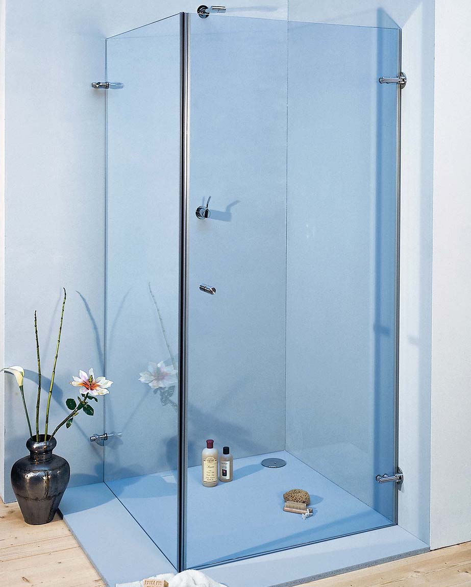 Eck-Dusche mit einer Tür